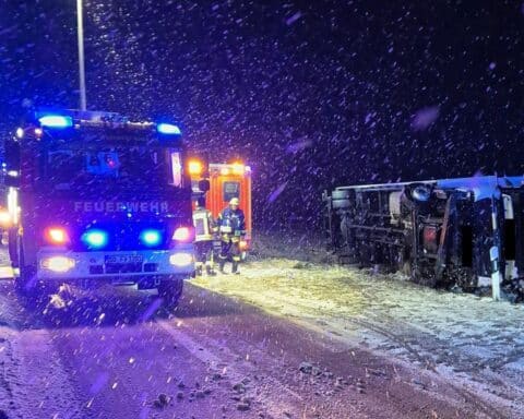 Lastwagen im Graben, Feuerwehr hilft eingeschlossener Person, unklare Unfallursache, nächtliche Einsatzszene.