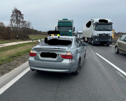 Schwerer Verkehrsunfall auf A65: Lkw erfasst Pkw, Fahrer verletzt, Fahrstreifen gesperrt.