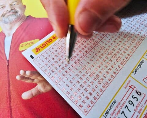 Lotto-Spielschein mit Zahlen und Jackpot-Anzeige, symbolisiert Hoffnung auf großen Gewinn.