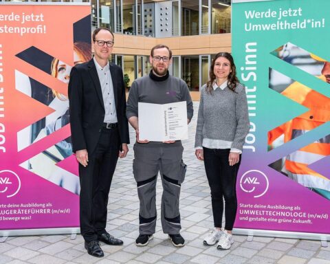 Manuel Mergl, bester Auszubildender, umgeben von Geschäftsführung und Ausbilderin bei der AVL.