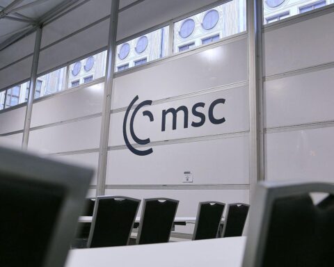 Drei Politiker debattieren vor Münchner Sicherheitskonferenz, Sorgen um AfD und Sicherheit.