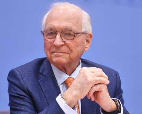 Wolfgang Ischinger spricht auf der Münchner Sicherheitskonferenz über europäische Sicherheit und Zusammenarbeit.