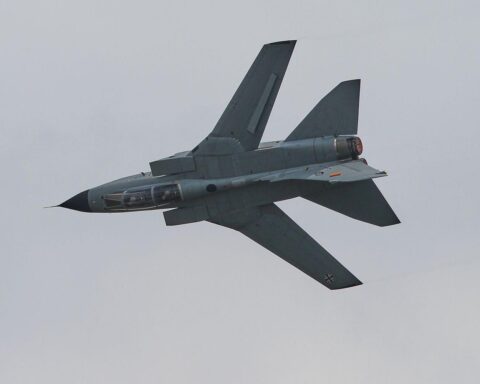 Ein modernes Kampfflugzeug über Wolken, symbolisiert Europas Verteidigungsambitionen und technologische Zusammenarbeit.