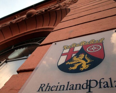 Ein Überblick des Landtags Rheinland-Pfalz mit Symbolik zur politischen Wahlentscheidung.