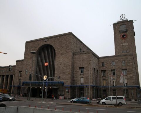 Mann leistet Widerstand am Stuttgarter Hauptbahnhof, Polizeieinsatz, aggressive Situation, fesselnde Beamte.