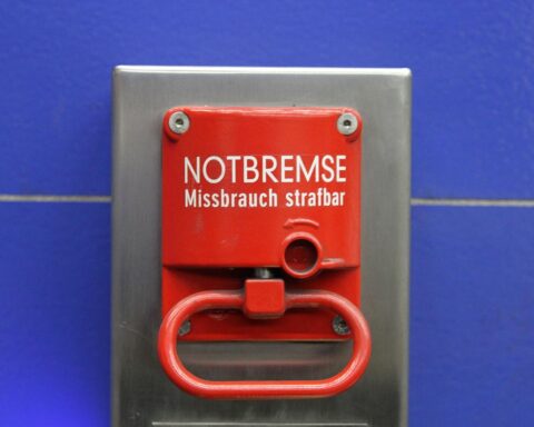 S-Bahn-Notbremse, Polizei, Haftbefehl, aggressiver Mann, Bahnhofsszene, Augenzeugen, Strafverfolgung.