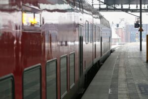 Zug mit Fahrgästen, während Polizei entspannt auf Bahnhof wartet. Vorfall wird untersucht.