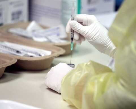 Impfspritze wird aufgezogen; Symbol für Impfungen und Prävention gegen Masern in Bayern.