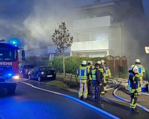 Feuerwehr im Einsatz, dichter Rauch aus Tiefgarage, Rettung einer Person in Moers.