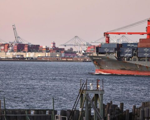 Industrieanlagen mit Export- und Importstatistiken, die den deutschen Außenhandel illustrieren.