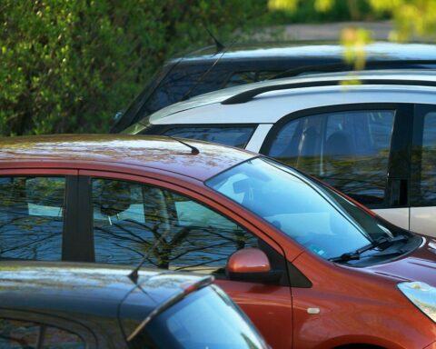 Zunehmende Auto-Verbreitung in NRW: Haushalte mit Pkw und Vorliebe für Gebrauchtwagen.