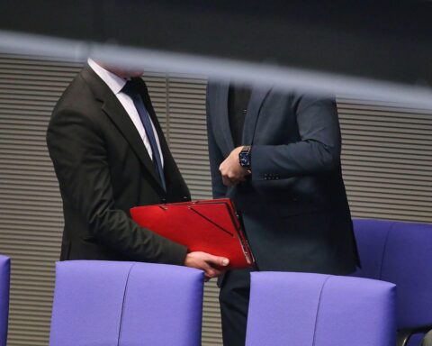 Bundestagsabgeordnete diskutieren über Verwandtenbeschäftigungen und Transparenz in der Politik.