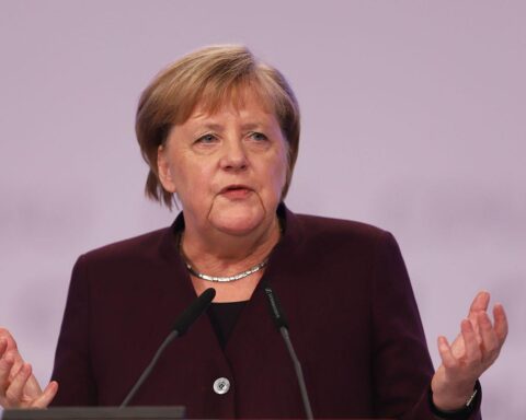 Angela Merkel als Ehrengast beim CDU-Parteitag, Signal für Einheit und Zusammenhalt der Partei.