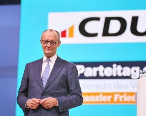 Friedrich Merz spricht auf CDU-Parteitag in Stuttgart, während er als Parteichef wiedergewählt wird.
