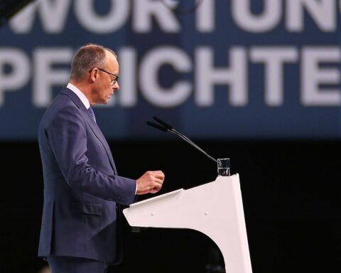 Friedrich Merz spricht leidenschaftlich auf Bundestag, betont transatlantische Beziehungen und europäische Unabhängigkeit.