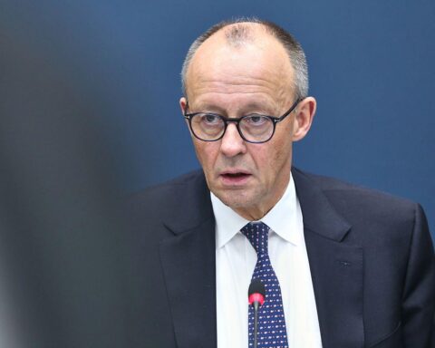 Friedrich Merz diskutiert Social-Media-Verbot für Minderjährige auf Parteitag. Erziehungsdebatte im Mittelpunkt.