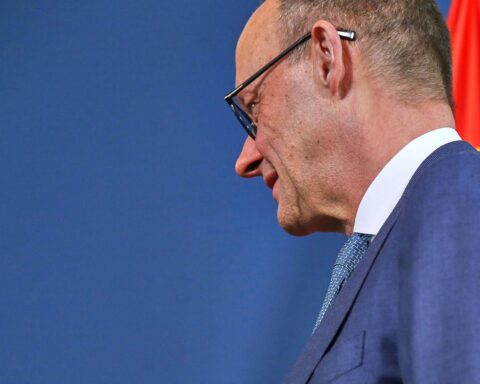 Friedrich Merz diskutiert politische Veränderungen und Parteien in Berlin am 14.02.2026.