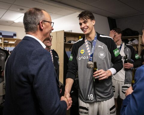 Friedrich Merz gratuliert Handballern persönlich in der Kabine nach dem EM-Finale in Herning.