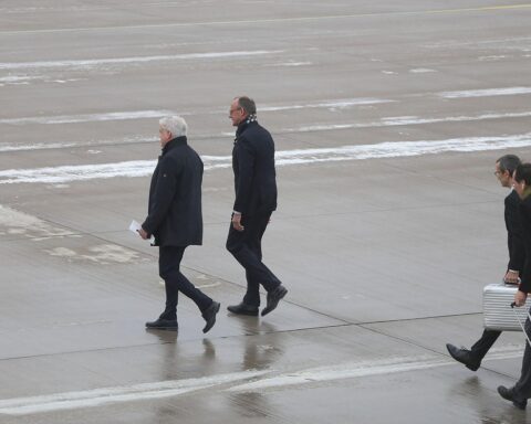 Friedrich Merz beim Abflug, symbolisiert Stärkung der Beziehungen zu Golfregion und Wirtschaftsinteressen.