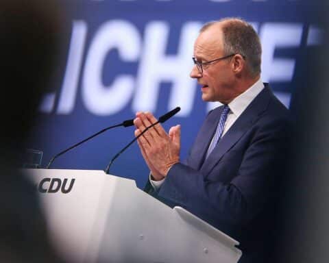 Friedrich Merz spricht motiviert auf dem CDU-Bundesparteitag, Delegierte hören interessiert zu.