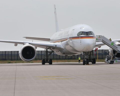 Flugzeug der Flugbereitschaft mit Bundeskanzler Merz für China-Reise in Berlin.