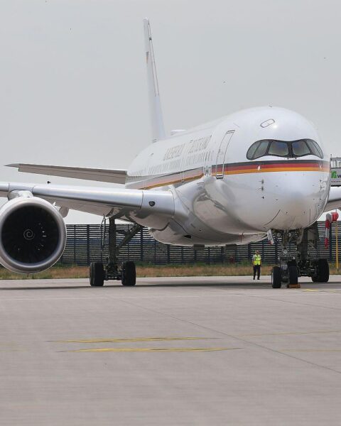Flugzeug der Flugbereitschaft mit Bundeskanzler Merz für China-Reise in Berlin.