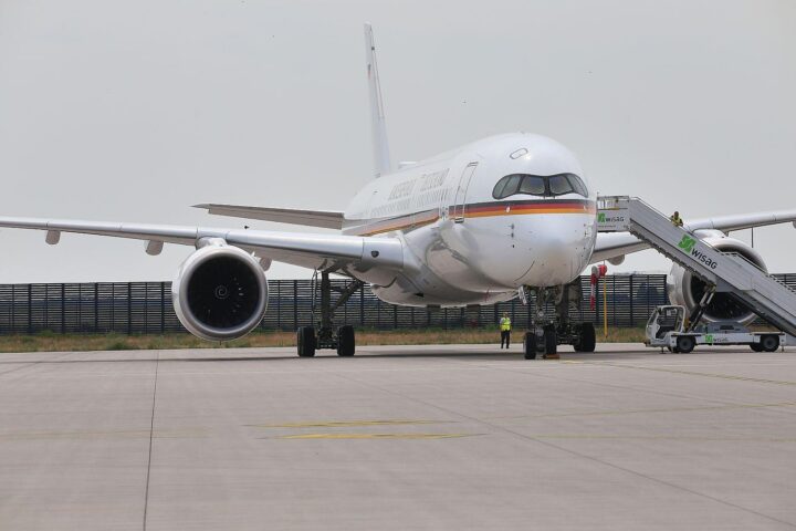 Flugzeug der Flugbereitschaft mit Bundeskanzler Merz für China-Reise in Berlin.