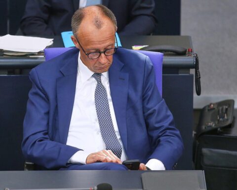 Friedrich Merz telefoniert mit internationalen Führern zur Konfliktlage im Nahen Osten.