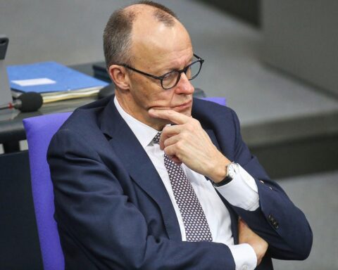 Friedrich Merz und Donald Trump diskutieren wichtige bilaterale Themen in Washington, gemeinsam am Tisch.