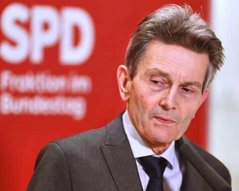 Rolf Mützenich spricht über europäische Initiative zur Beendigung des Ukraine-Kriegs und eigene Rollen.