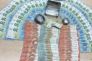 Polizei befreit Drogen und Bargeld bei Festnahme eines mutmaßlichen Drogendealers.
