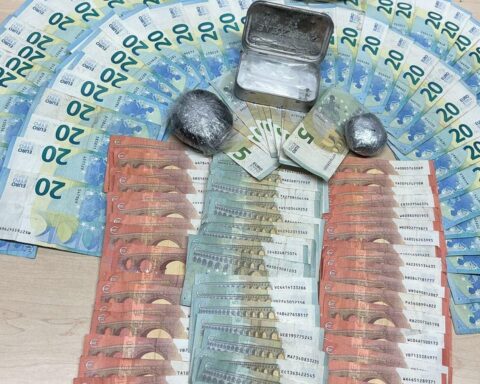 Polizei befreit Drogen und Bargeld bei Festnahme eines mutmaßlichen Drogendealers.