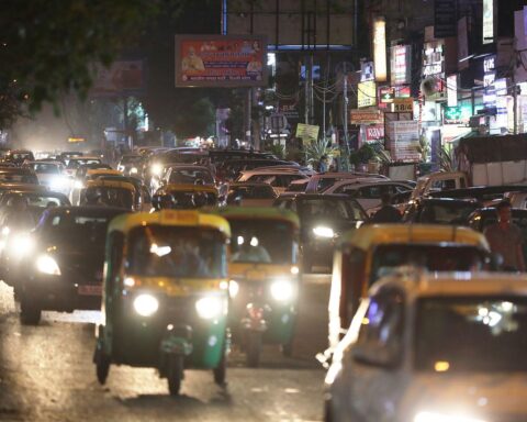 Straßenszene in Neu-Delhi, symbolisiert internationalen Handel zwischen NRW und Indien.