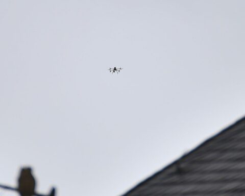 Drohne am Himmel, Symbol für Bedrohung und die Notwendigkeit einer nationalen Abwehrstrategie.