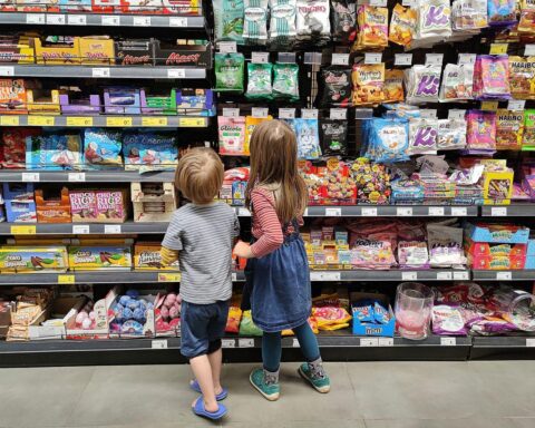 Kinder im Supermarkt, Gesundheitspolitik, Steuerdebatte, NRW, Minister Laumann, Finanzierungsherausforderungen.