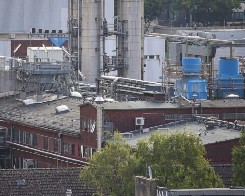 Chemieanlagen in NRW mit aktiven Produktionsprozessen und Fokus auf Innovation und Arbeitsplätzen.