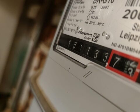Gaszähler im Fokus vor kritischem Hintergrund der Gebäudereform und Klimaschutzmaßnahmen.