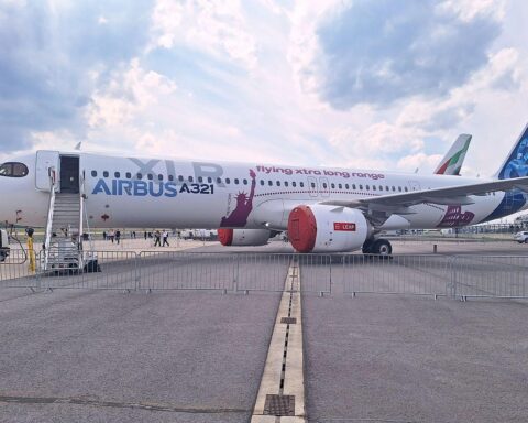 Ein Airbus A321 vor einem modernen Hintergrund, symbolisiert Wettbewerb im Flugzeugbau und Technologie.