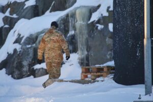 Dänische Soldaten stehen in arktischer Landschaft, Symbol für Nato-Mission Arctic Sentry zur Sicherheitsüberwachung.