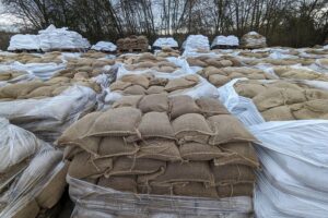 Sandsäcke zum Hochwasserschutz symbolisieren präventive Maßnahmen gegen Klima- und Wassergefahren in Niedersachsen.
