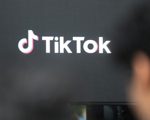 TikTok-Logo mit Jugendgruppen, die Politik und Demokratie spielerisch erleben und verstehen.