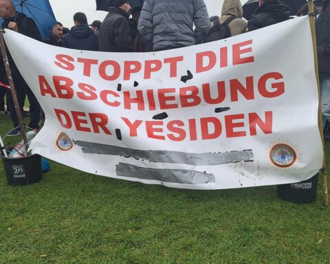 Jesiden-Protest für dauerhaftes Bleiberecht in Deutschland, unterstützt von Nordrhein-Westfalens Landesregierung.