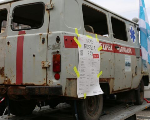 Protest gegen Krieg; Menschen halten Schilder für Ukraine und fordern internationale Unterstützung.