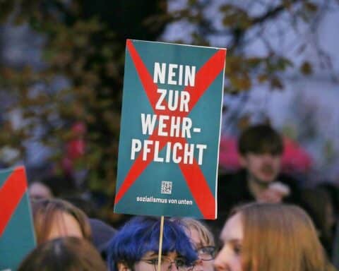 Anti-Wehrdienst-Demo mit Plakaten, Protestierenden und der Diskussion über freiwilligen Militärdienst.