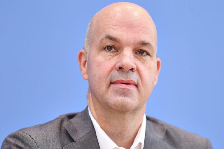 Marcel Fratzscher diskutiert staatliche Kontrolle über kritische Rohstoffe in Deutschland.