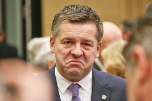 Ökonomen diskutieren Herausforderungen beim Bürgergeld-Modell von Sven Schulze, Arbeitsmarkt und Integration im Fokus.