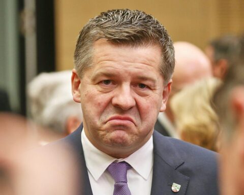 Ökonomen diskutieren Herausforderungen beim Bürgergeld-Modell von Sven Schulze, Arbeitsmarkt und Integration im Fokus.