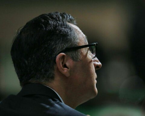 Cem Özdemir kritisiert CDU-Rivalen Hagel für unangebrachte Aussagen über Mädchen in Realschule.