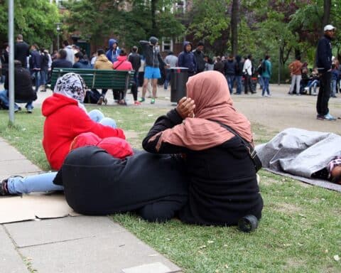 Flüchtlinge an Aufnahmestelle, debattierte Asylverfahren in sicheren Drittstaaten, humanitäre Optionen im Fokus.