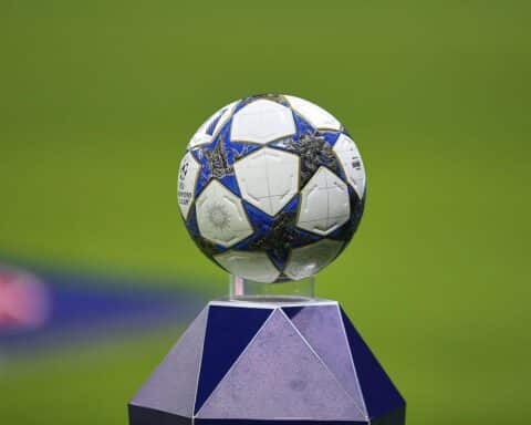 Aydan Özoguz kritisiert Russlands Rückkehr in internationalen Fußball während Ukraine-Konflikts.